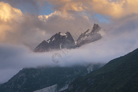 高加索雪山的夏季景色图片