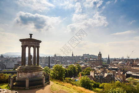 从苏格兰卡尔顿山欣赏爱丁堡市的美景背景图片