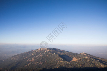 美丽的山岳的空中风景覆盖着树木巴图片