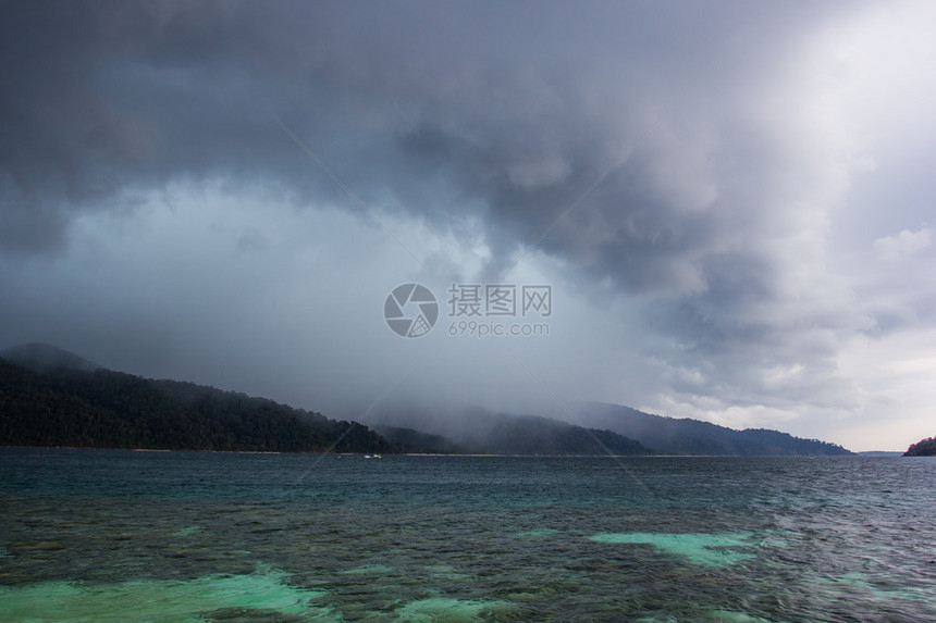 暴雨来了图片