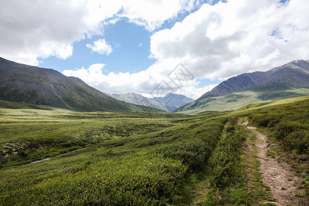 与风景秀丽的山谷的山风景阿图片