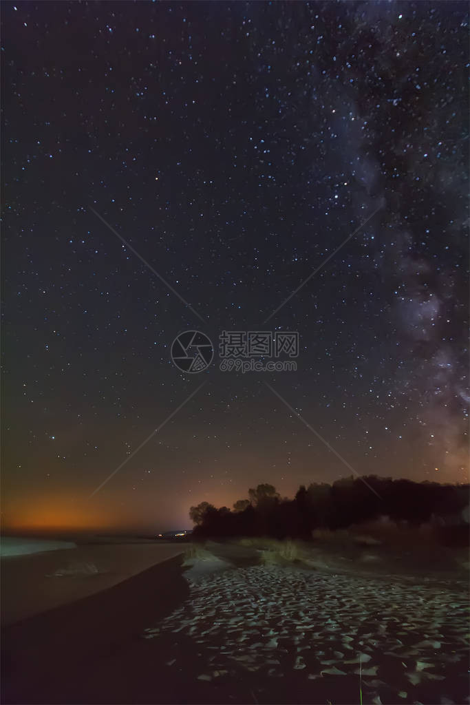 夜空与繁星和奶状的天图片