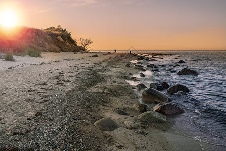 日落时德国费马恩岛波罗的海沿岸的天然海滩图片
