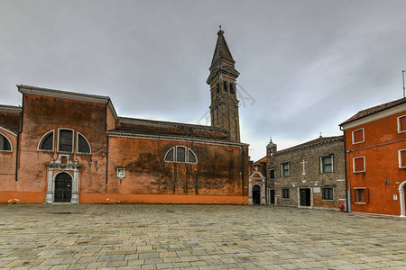 布拉诺岛上的圣马蒂诺教堂倾斜的钟楼是意大利威尼斯的一座16世纪图片