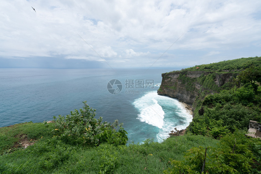 巴厘岛西海岸的乌鲁瓦图悬崖岩石海岸和大海是美丽海景和风景的图片