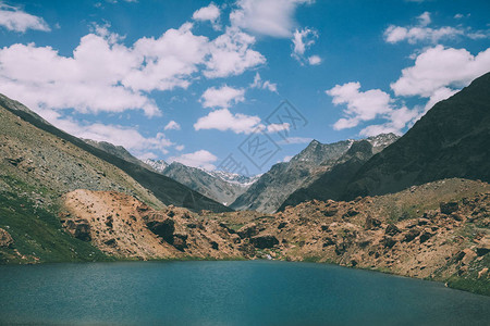 印度喜马拉雅山上美丽的风景平静的湖泊图片