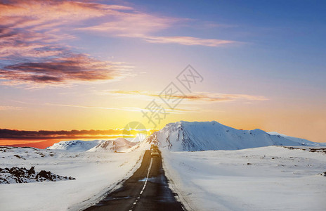 冬季路面的景观日出时在乡村公路图片