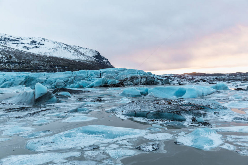 冰山漂浮在水中的融化冰山冰岛约图片