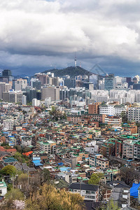 观光景仰望着远处的Seochon村和seoulnamsan塔韩国首尔图片