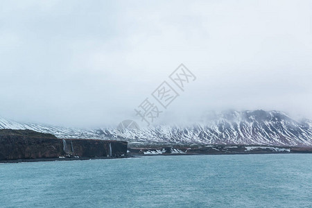 美丽的峡湾和冰雪覆盖的山图片