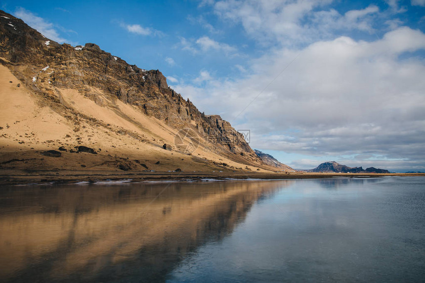 美丽的岩石山景倒映在水中冰岛霍尔佐斯图片