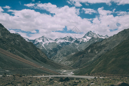 拉达赫地区印度喜马拉雅山地上充满道路和雪盖峰的图片