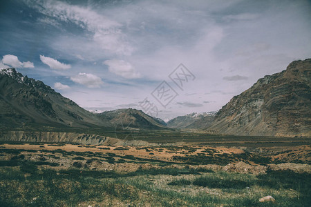 在拉达赫地区印度喜马拉雅山谷的盛大山脉图片