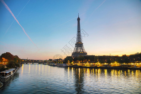 巴黎市景与著名的艾菲尔塔和图片