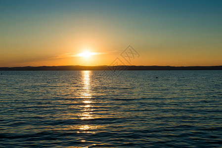匈牙利巴拉顿湖上空的壮丽日落图片