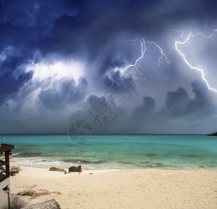 晚上美丽的海滩雷雨即将来临图片