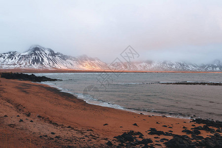 冰原上积雪覆盖的山脉峡湾和彩图片