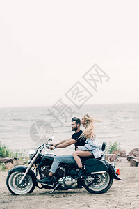 海边骑摩托车的情侣图片