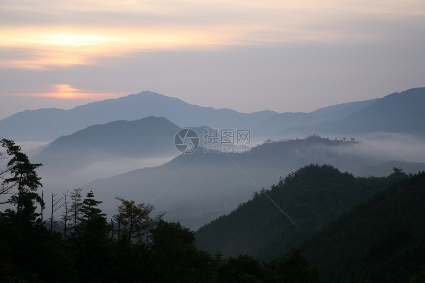 多层山岳图片