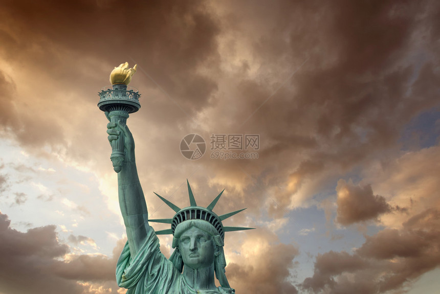 自由女神像纽约市前视和美丽的图片