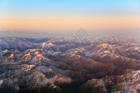 从飞机到塔什干中华和基尔吉斯坦山脉的美丽背景图片