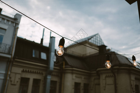 黄昏城市街道上的灯花环图片