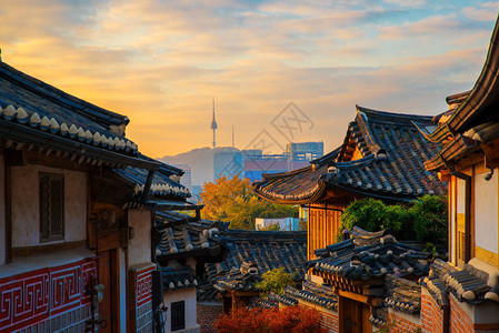秋和清晨的古老朝鲜城镇韩国首尔市旅行地图片