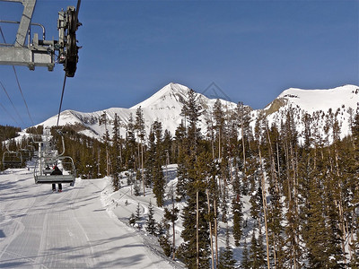滑雪缆车的电缆通往山峰图片