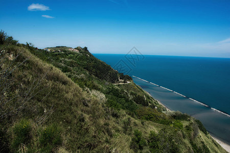 佩萨罗附近圣巴托洛山的海岸线图片