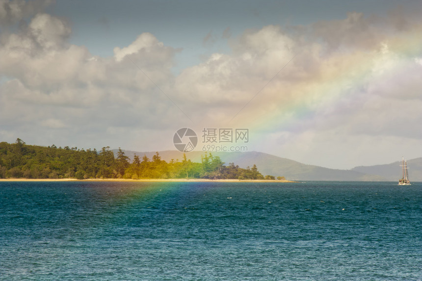 看着热带白日梦岛的彩虹该岛屿是惠特孙图片