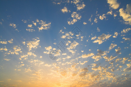 在天空的日落颜色与云彩背景图片
