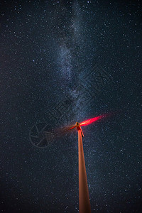 在满天星斗的夜空与银河的风力涡轮机图片