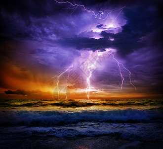 和海中的闪电与暴风直奔夕阳图片