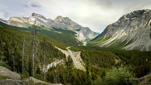 一条穿过落基山脉的道路图片