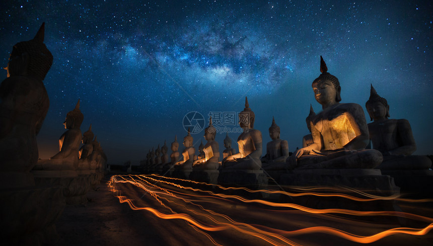 泰国人在黑暗的夜空中用佛像和银河参加Ca图片