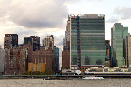 纽约曼哈顿东城海龟湾地区的联合国图多尔市和克莱斯勒大楼的景象图片