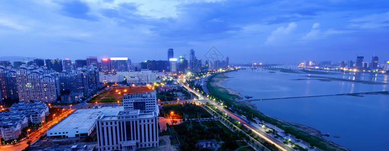 上海之夜俯瞰江城图片