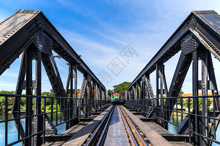 有移动的火车的老钢火车桥梁图片