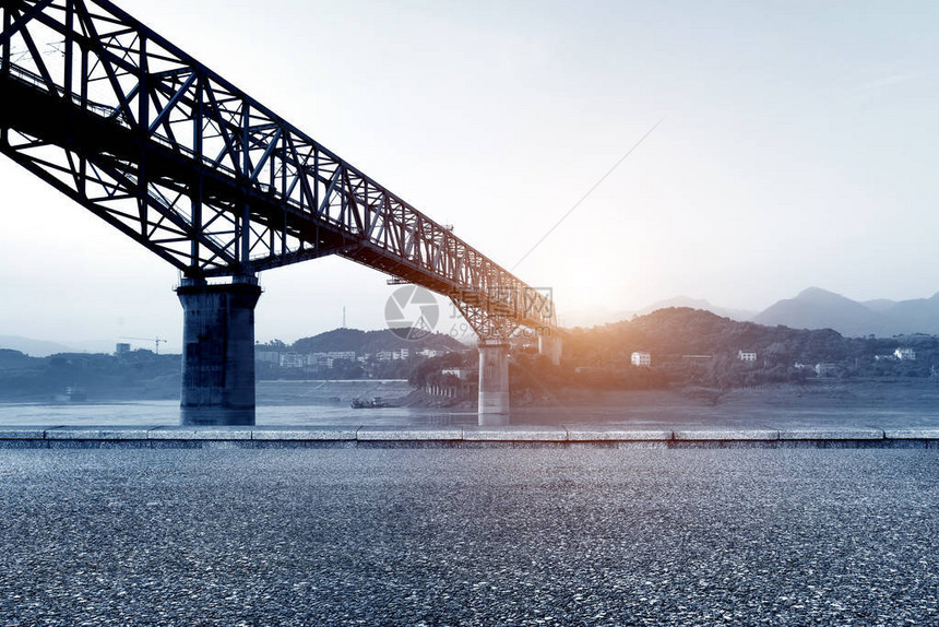 在铁路桥前面的沥青路上长江图片