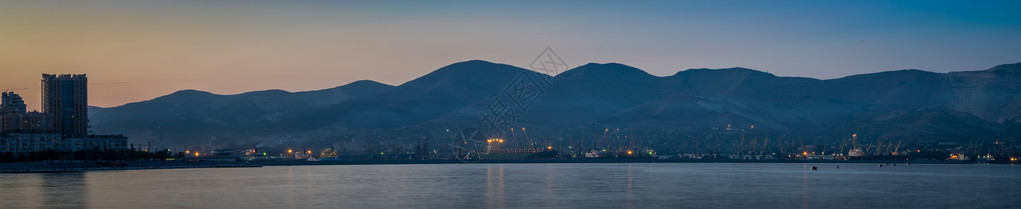 俄罗斯Novorossiysk港和高加索山脉图片