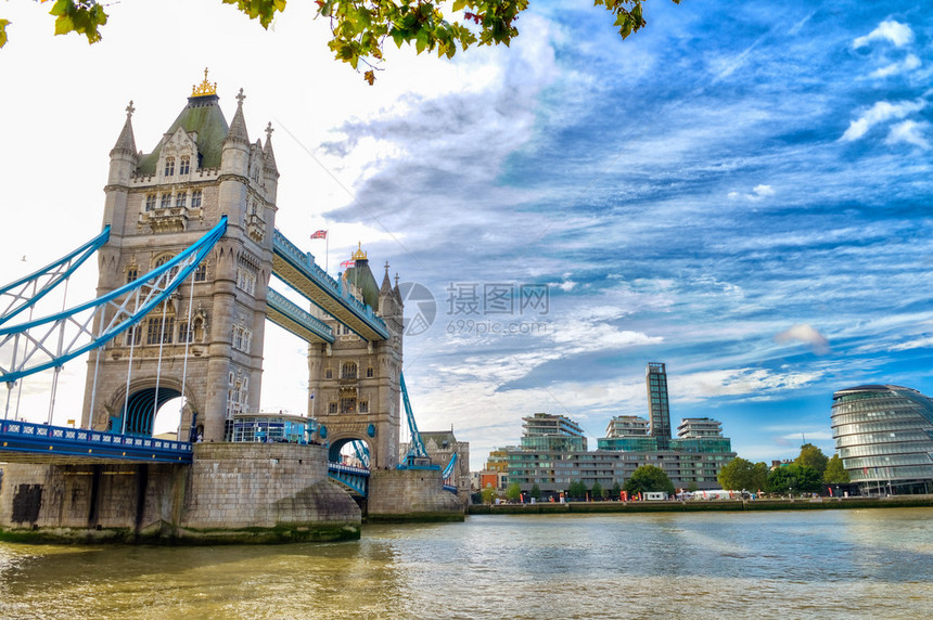 英国伦敦塔桥的壮丽景色图片