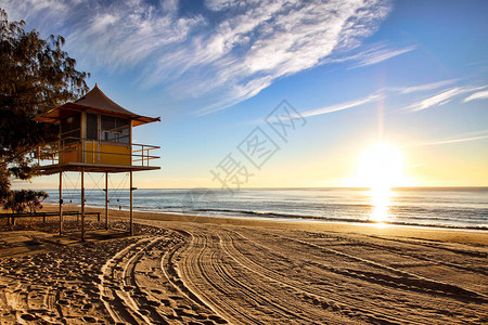 澳洲金海岸日出时在海滩图片