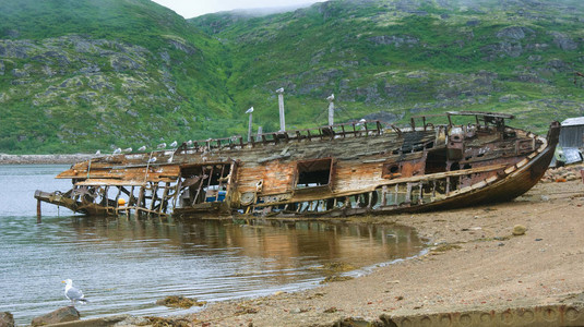 巴伦支海沿岸的破旧船图片