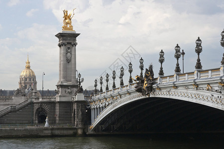 法国巴黎塞纳河上的历史桥亚历山德大三世图片