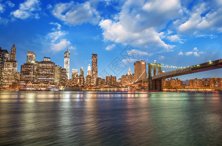 纽约市布鲁克林大桥公园这座桥和曼哈顿天线的图片