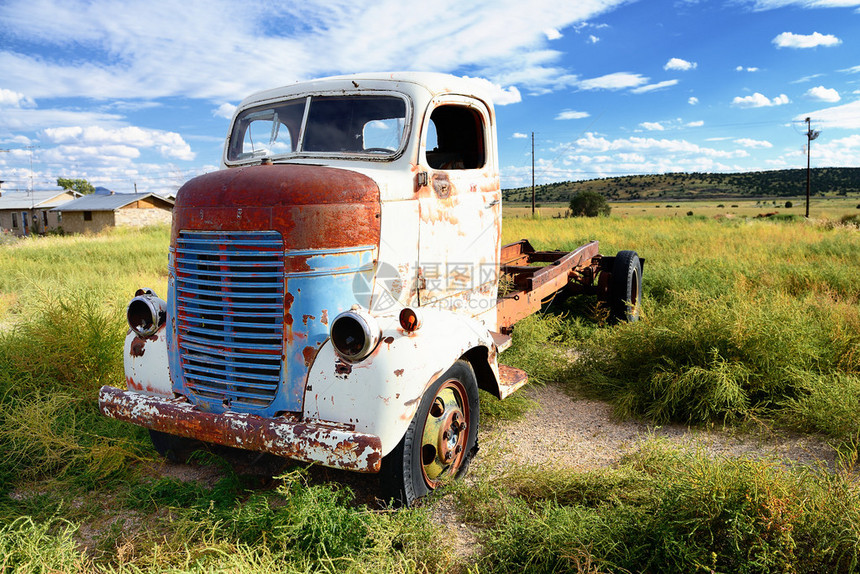 在沙漠里被废弃和生锈的古老卡车荒漠在图片
