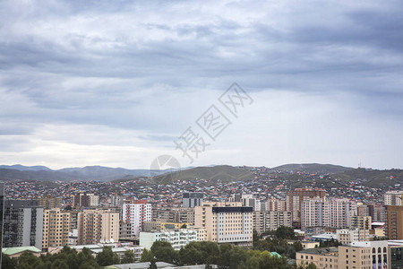 天空灰色的乌兰巴托市望向山图片