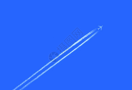 天空中的飞机与喷气机轨迹背景图片