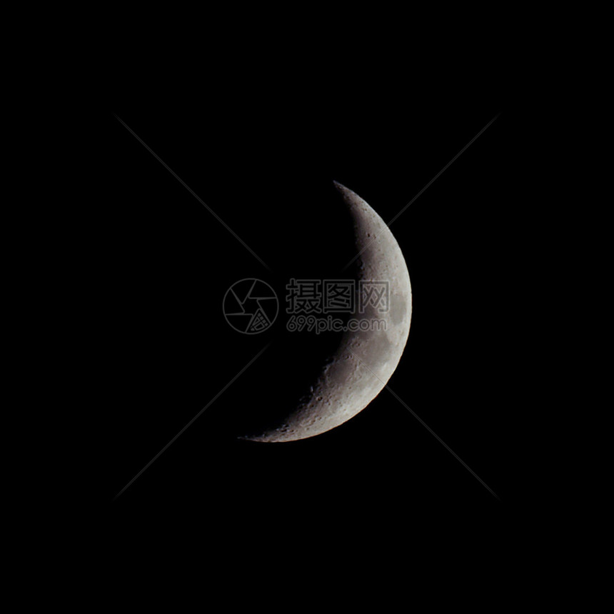 新月在黑夜的天空图片