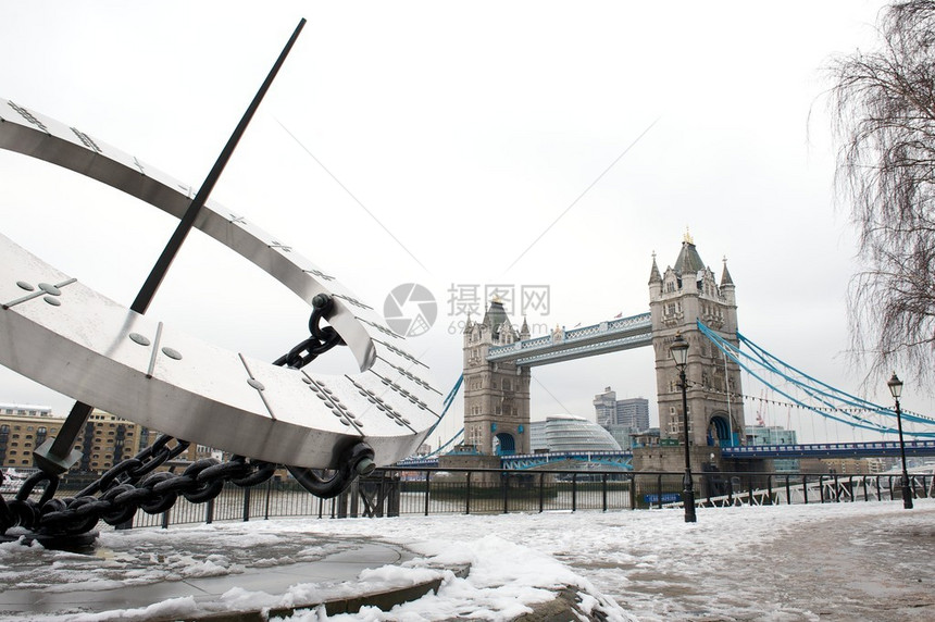 塔大桥和塔山尖在雪中拨打市政厅背景图片